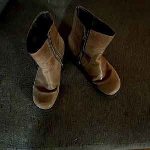 Nice pair of tommy hip figure boots 7 1/2